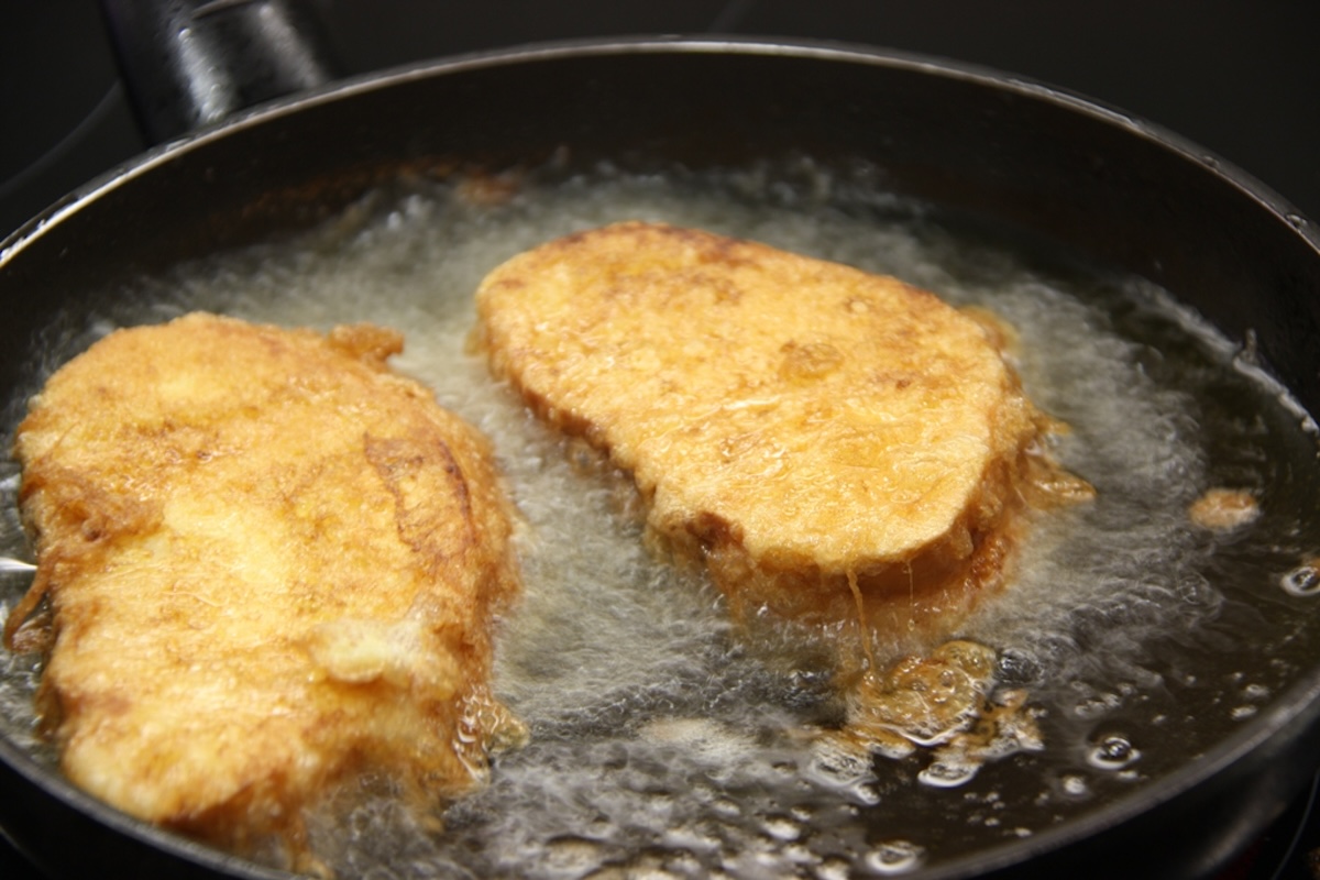 Torrijas frying