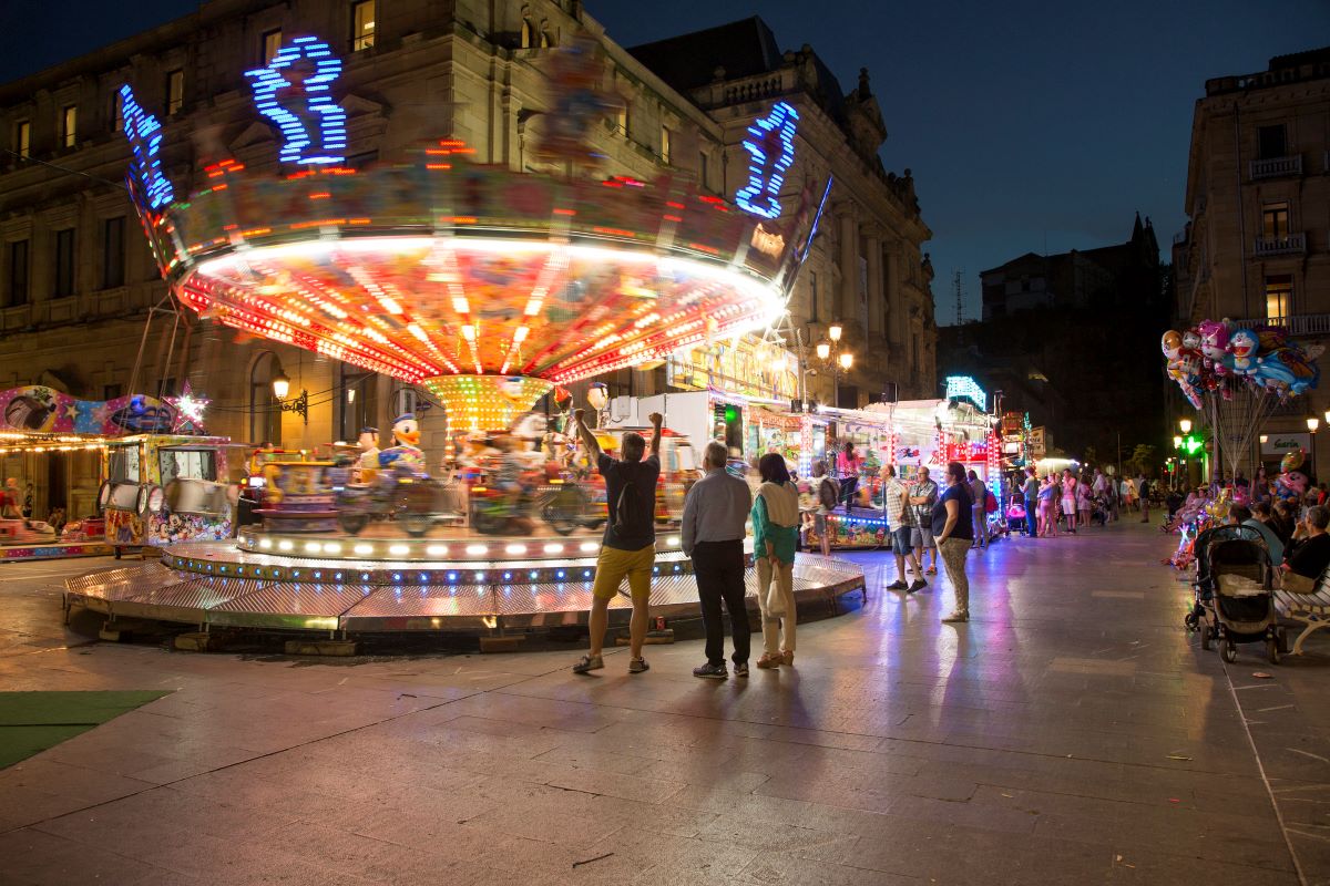 People going on roller coasters in San Sebastian. 