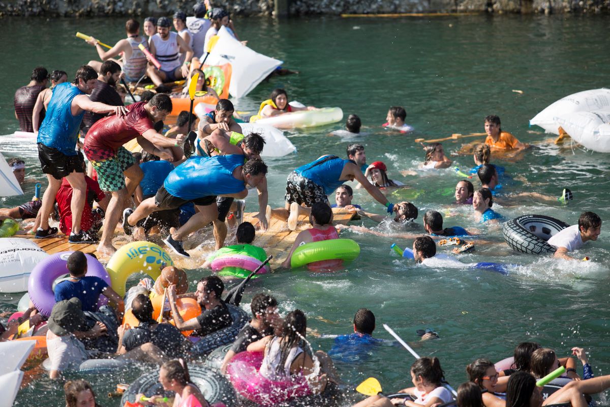 People participating in the Pirate Race to Isla Santa Clara