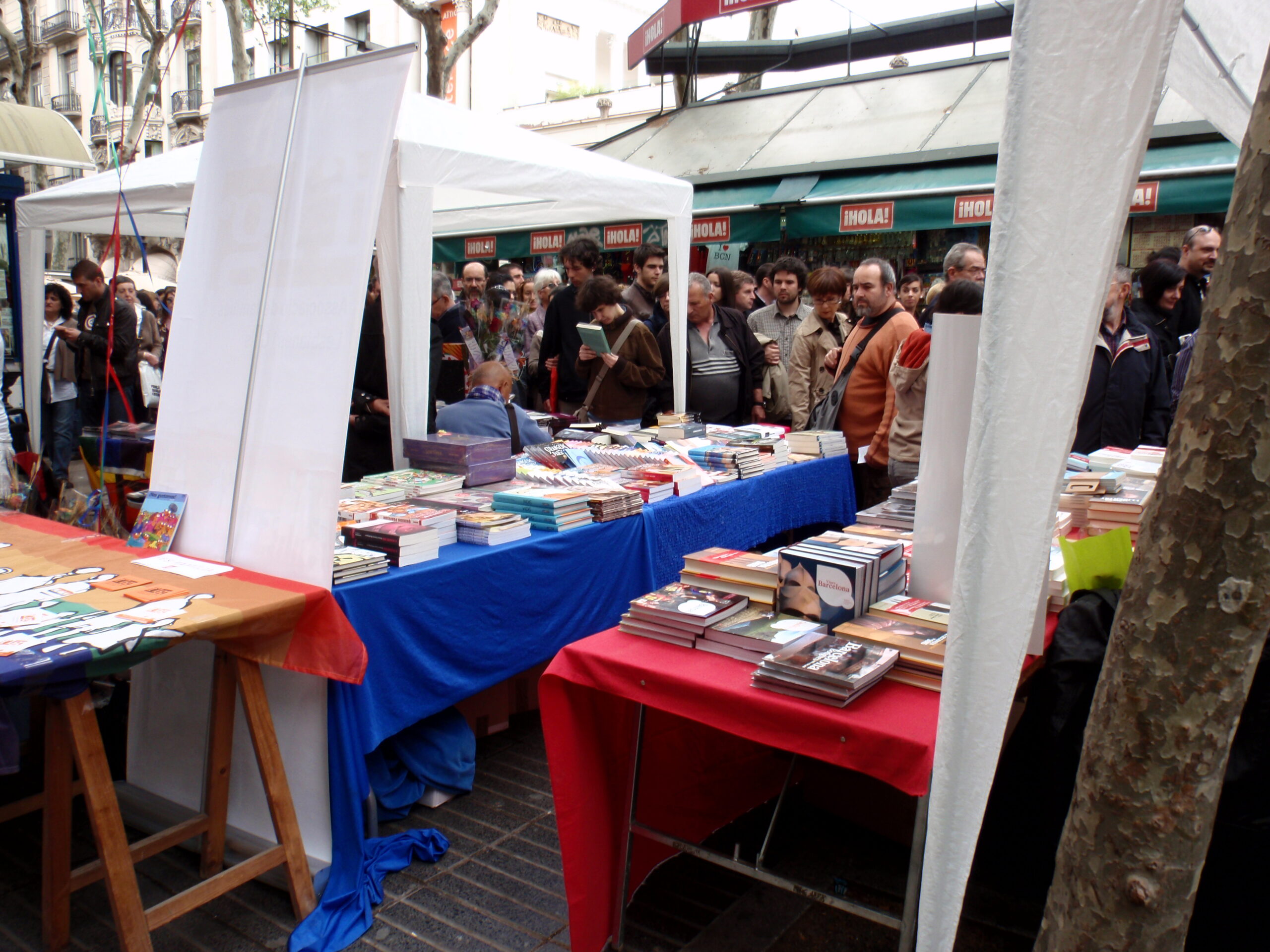 People in Las Ramblas during Sant Jordi 