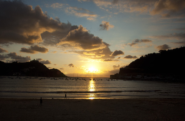 La Concha Beach isn't just a great place to swim and tan. It's also one of the best places to enjoy the sunset in San Sebastian!