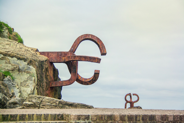 Peine del Viento is a unique sculpture and one of our favorite free things to do in San Sebastian!