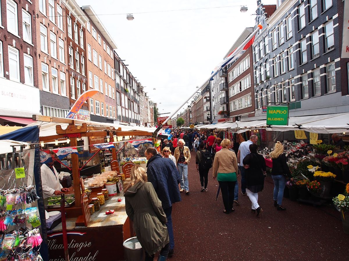 People walking around exploring Albert Cuyp markt. 