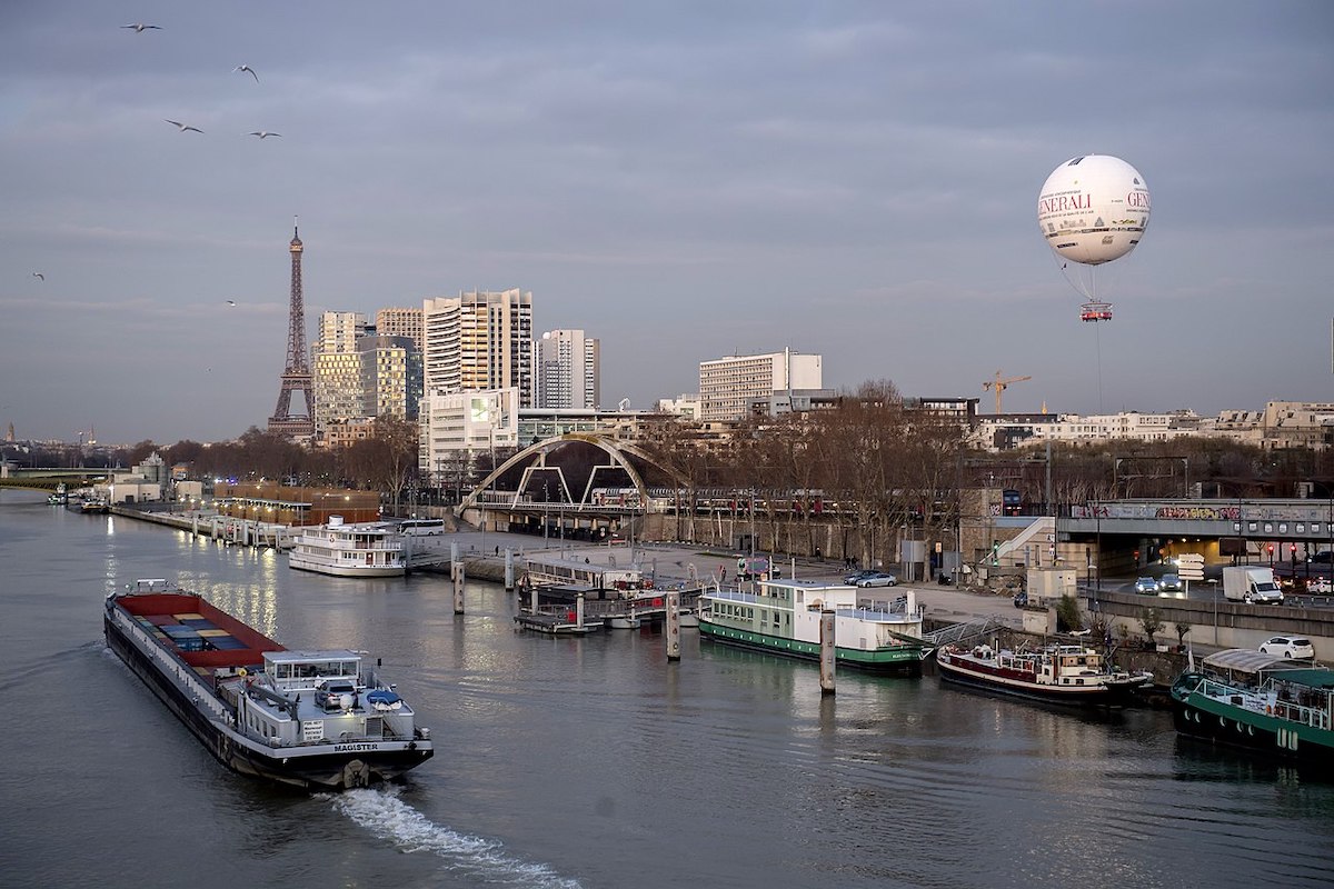 flying on a balloon: unusual things to do in paris