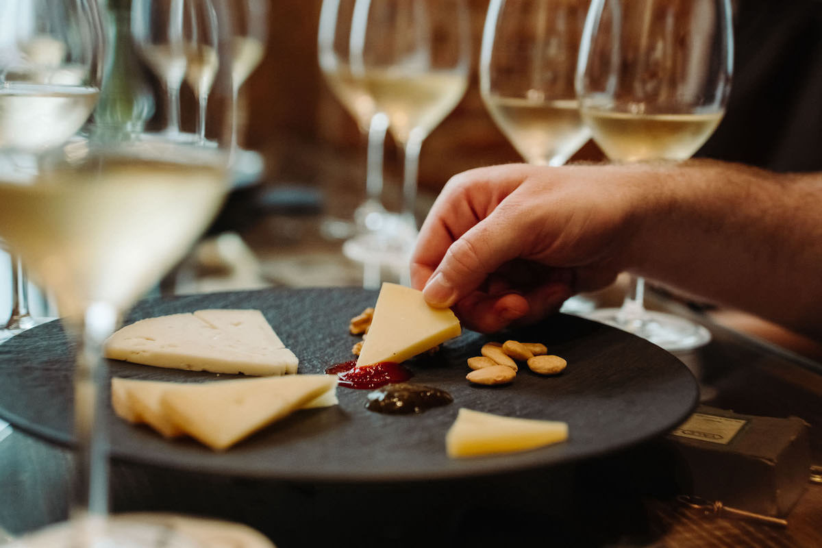 Dipping cheese in sauce with white wines