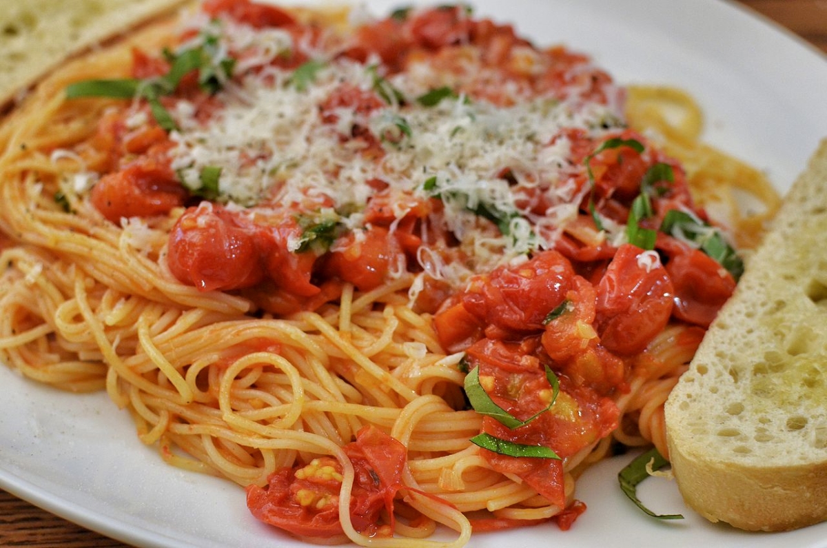 spaghetti with cherry tomato sauce