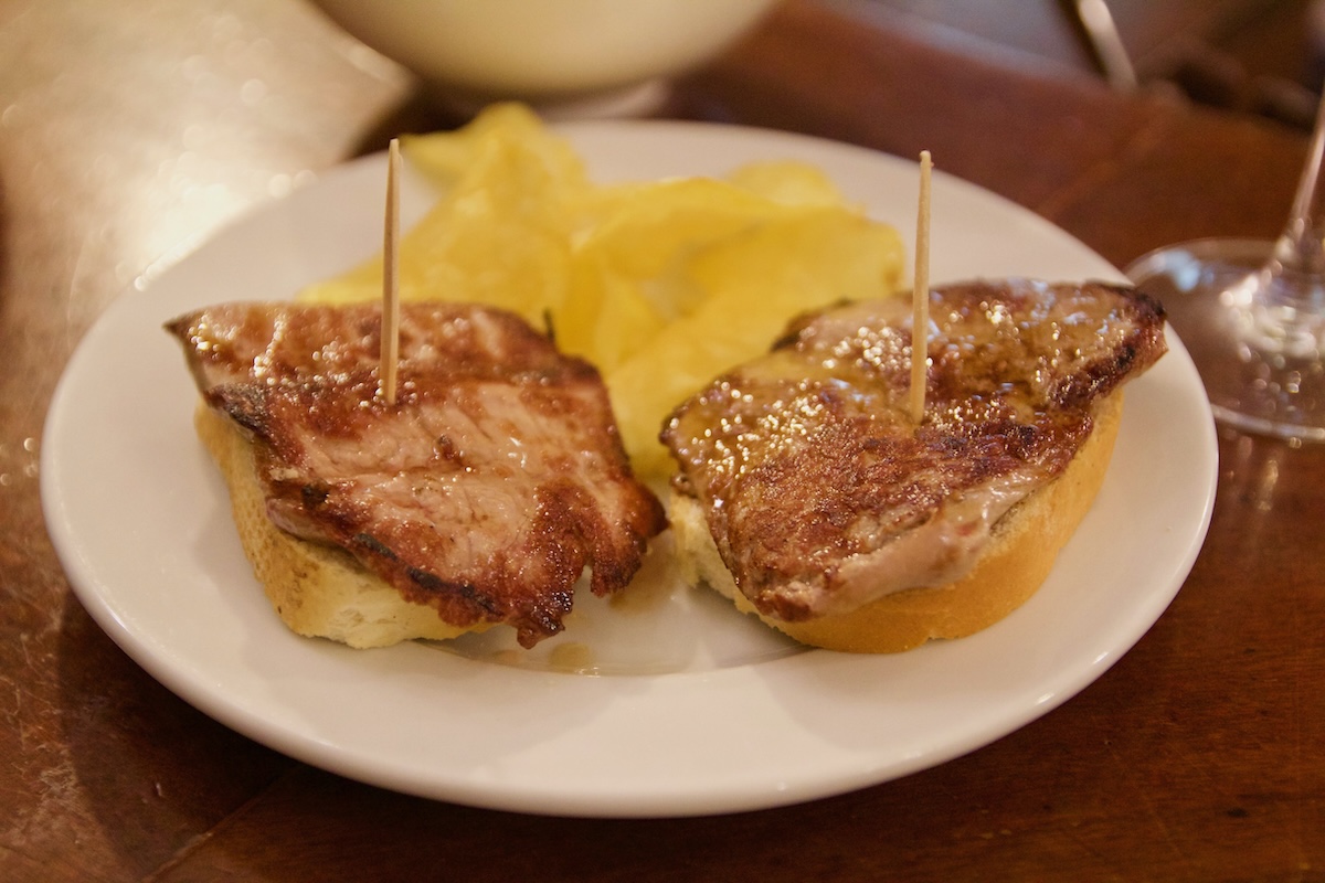 Solomillo on bread with potatoes