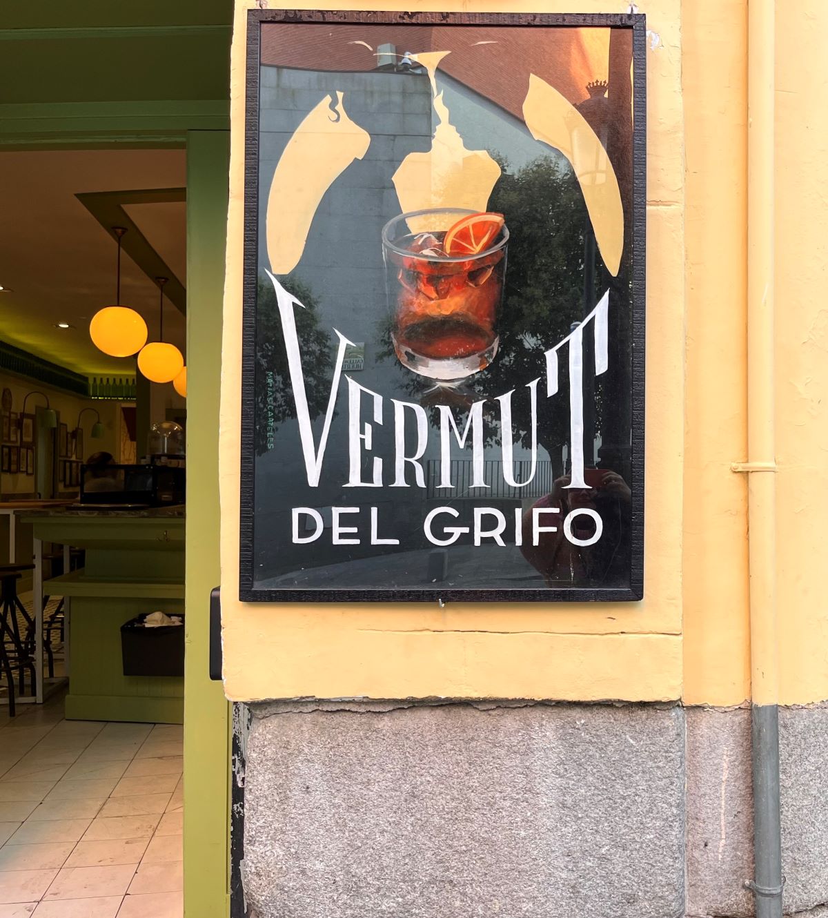 a poster with the words vermouth del grifo displayed