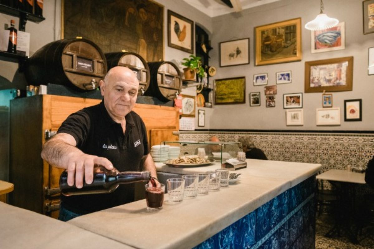 Pepe (owner of Bar La Plata in Barcelona) pouring house red wine