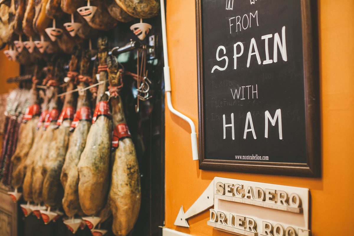 El Riojano is one of the best pastry shops in Madrid. Its ornate decorations reflect the fact that Queen Isabella II helped to decorate it in the 1850s!