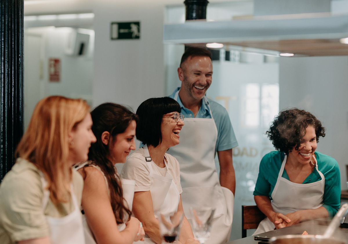group learning to cook paella and tapas in madrid