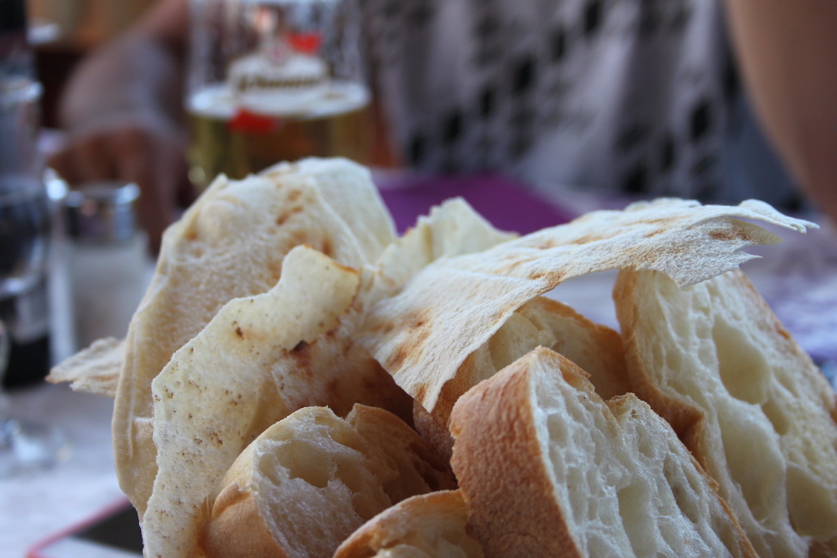 Pane carasau in a restaurant