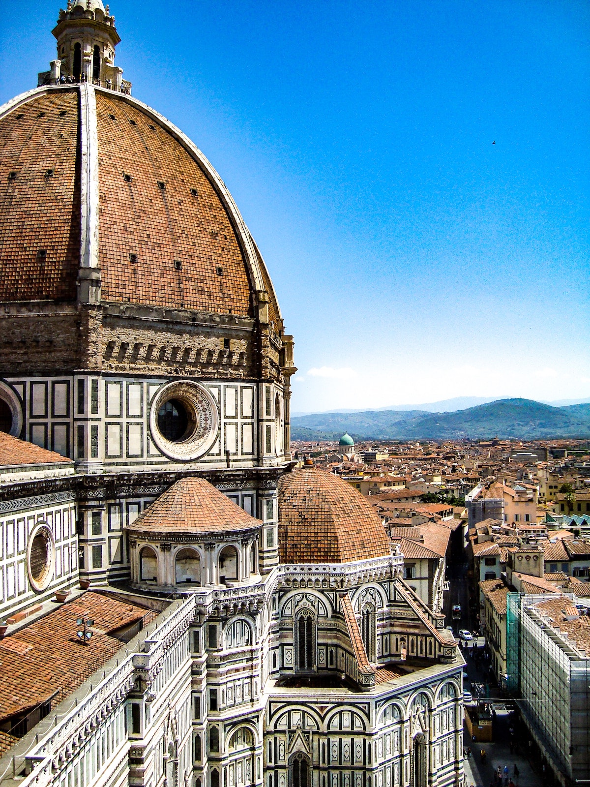 Cathedral in Firenze set against the deep blue sky