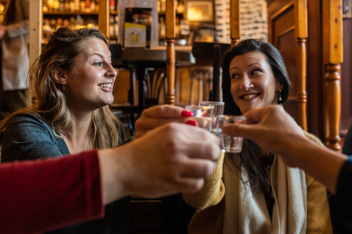 girls drinking drinks on amsterdam food tour