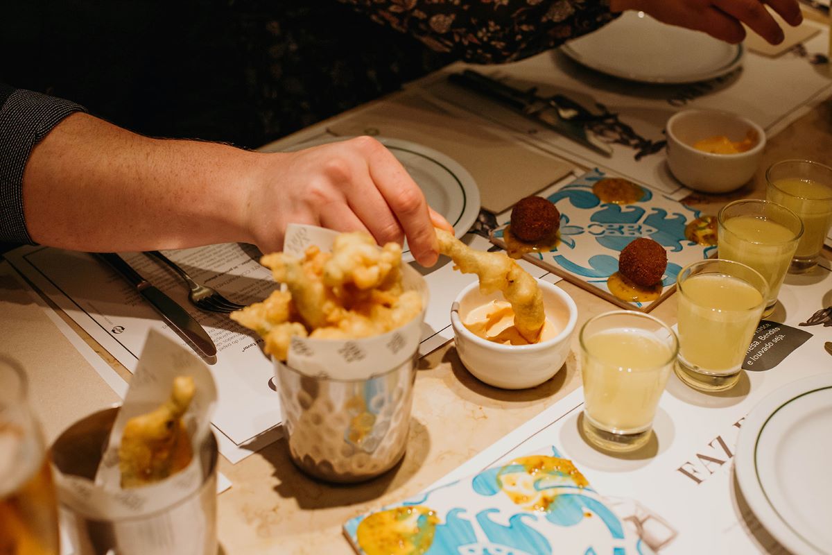 People eating petiscos in Sintra. 