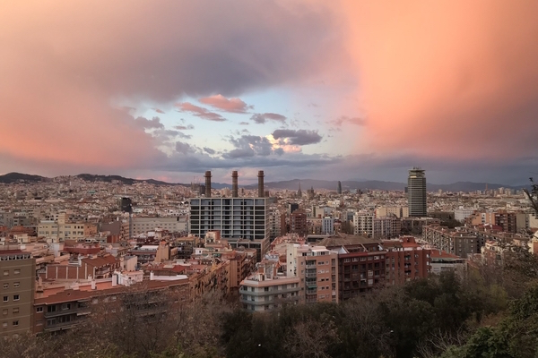 One of the most stunning and overall best places to take pictures in Barcelona is the Laribal Gardens.