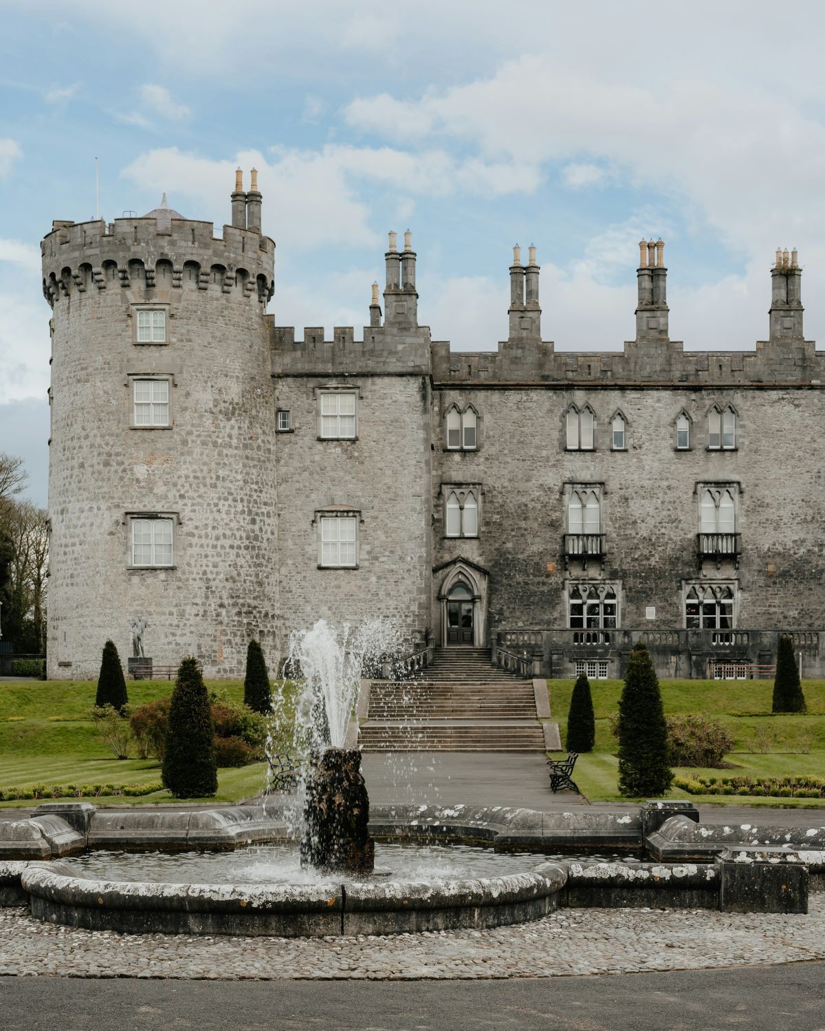 A water fountain in front of Kilkenny Castle. 