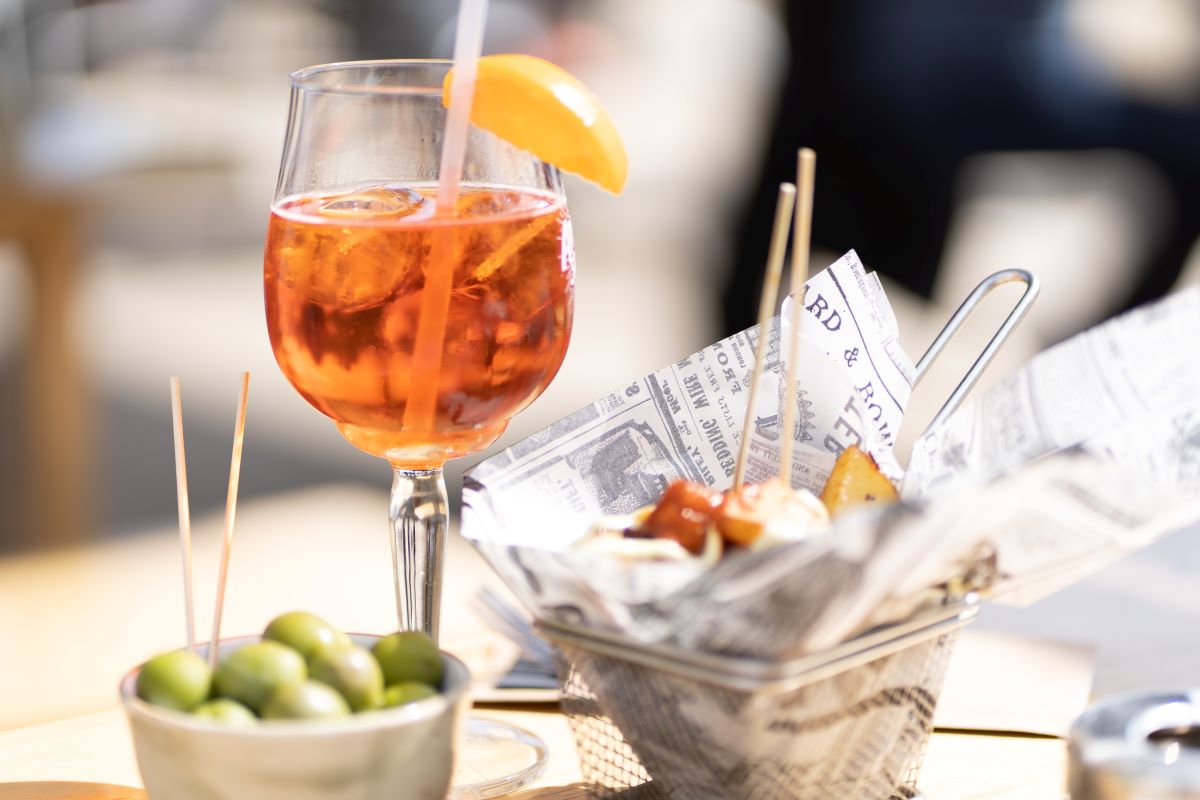 Spritz, olives and fried potatoes 