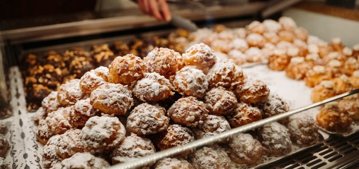 A tray of Dunes Blanches pastries in a Bordeaux bakery