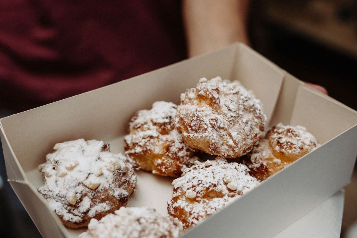 A box from a Bordeaux bakery filled with Dunes Blanches pastries.