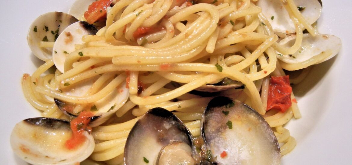 pasta with clams and tomatoes