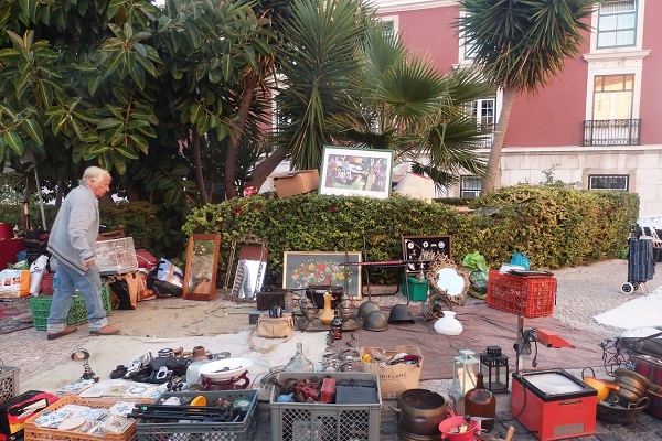 Feira da Ladra is the oldest flea market in Lisbon and takes place every Tuesday and Saturday. A must for unique shopping in Lisbon!