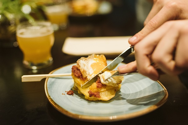 If you have to eat gluten free in Madrid, you'll be happy to learn that many of the most traditional tapas are already naturally gluten free, like these huevos rotos!