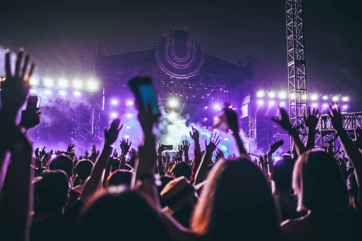 A crowd of people facing a stage at a music festival in Lisbon. 