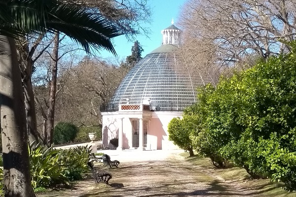 Looking for a place to do picnics in Lisbon? Tapada das Necessidades has the perfect setting for it!