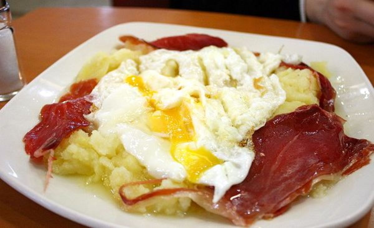 Spanish huevos rotos (eggs broken over potatoes with cured ham)