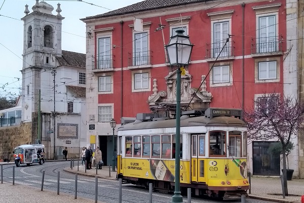 Tram in Miradouro das Portas do Sol