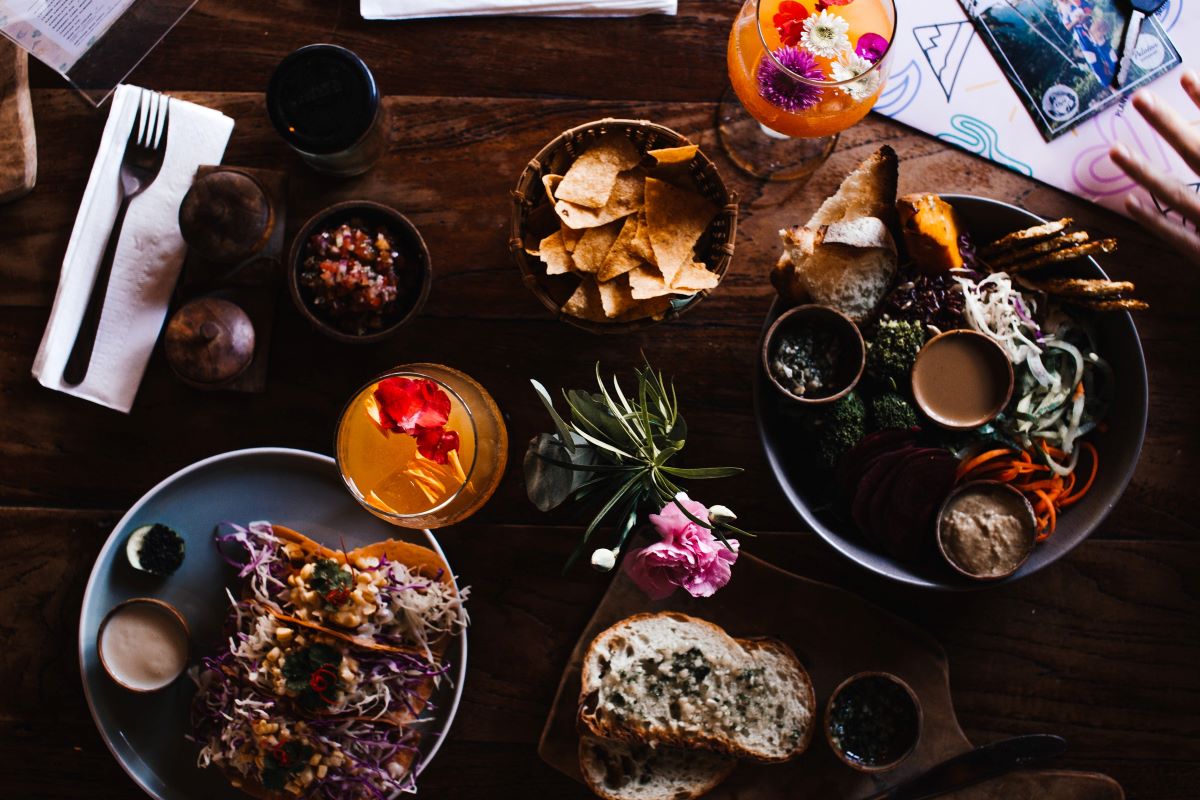 tacos-cocktails-wooden-table