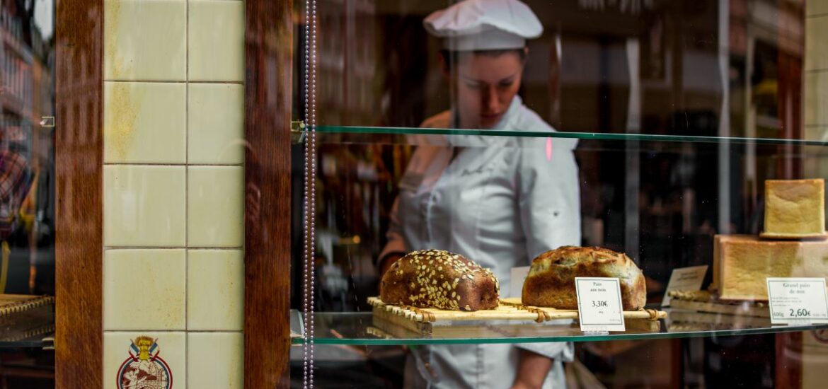 macro-shot-photography-of-bread-near-chef