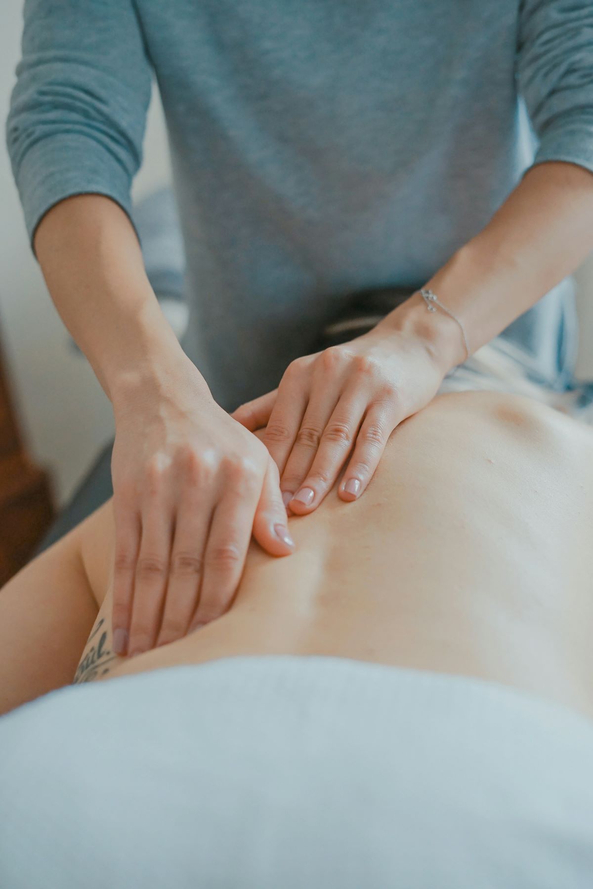 A person getting a back massage in Seville. 