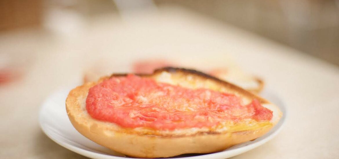 Toasted bread with fresh pureed tomato