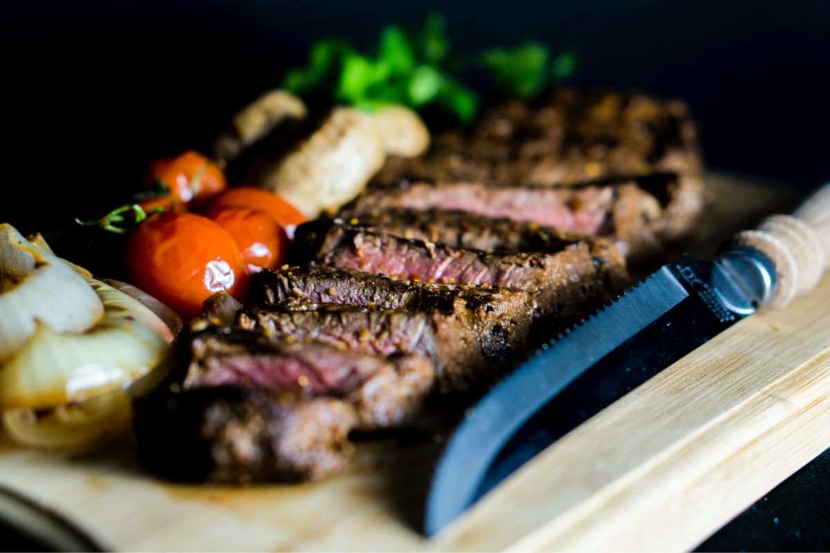 steak-with-vegetables-on-wooden-board-wth-knife